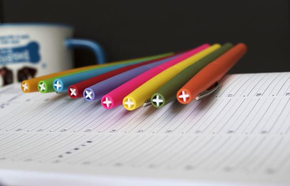 agenda et crayons